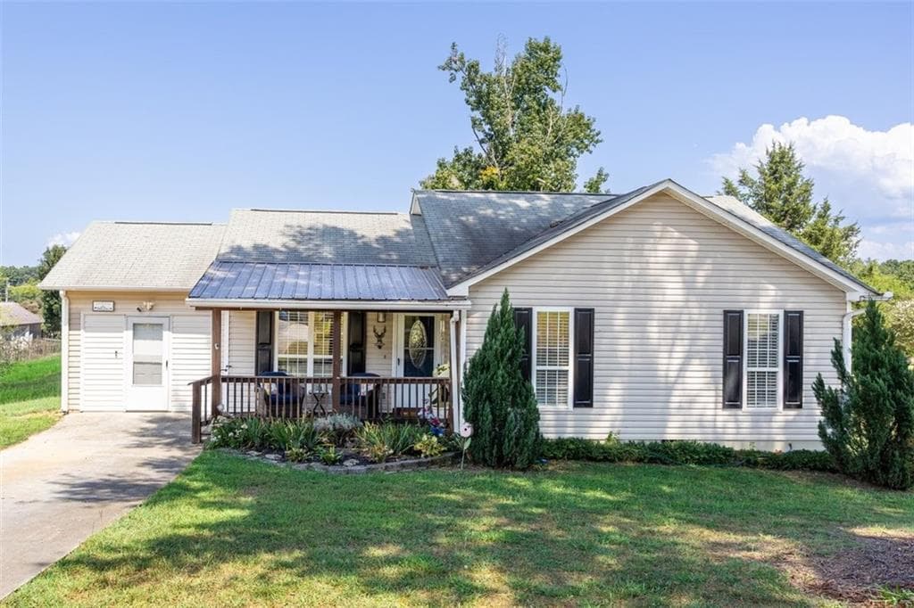 3 bedroom, 2 bathroom, 1,296 sq ft single family residence for sale at 120 Fieldcrest Drive, Calhoun, GA 30701 — photo 1 of 30