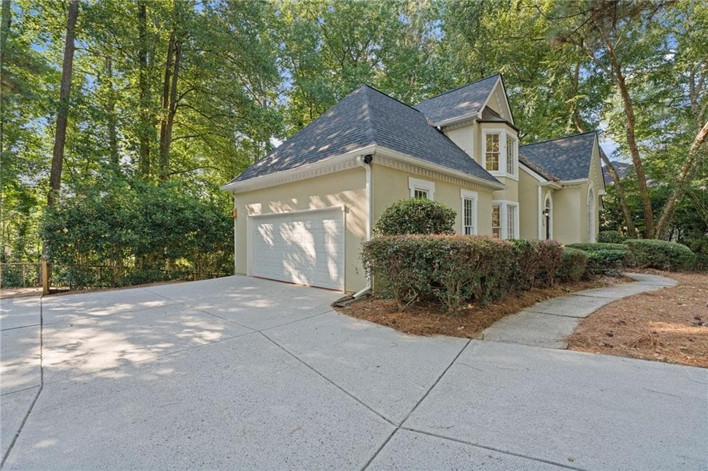 5 bedroom, 4 bathroom, 4,379 sq ft single family residence for sale at 5160 Cameron Forest Parkway, Alpharetta, GA 30022 — photo 3