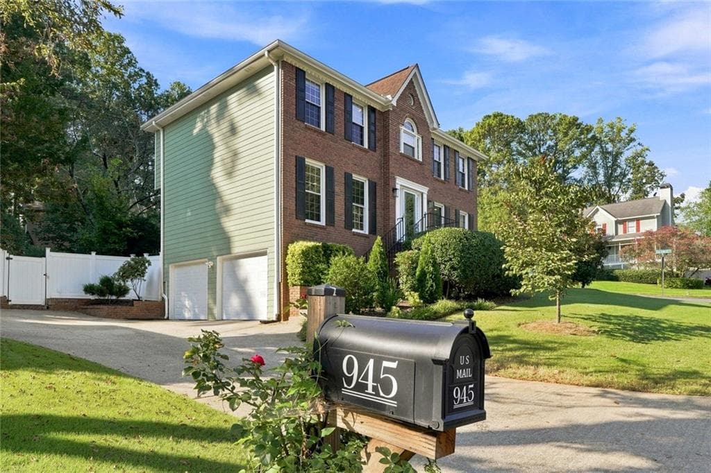 4 bedroom, 4 bathroom, 3,000 sq ft single family residence for sale at 945 Meadowsong Circle, Lawrenceville, GA 30043 — photo 3