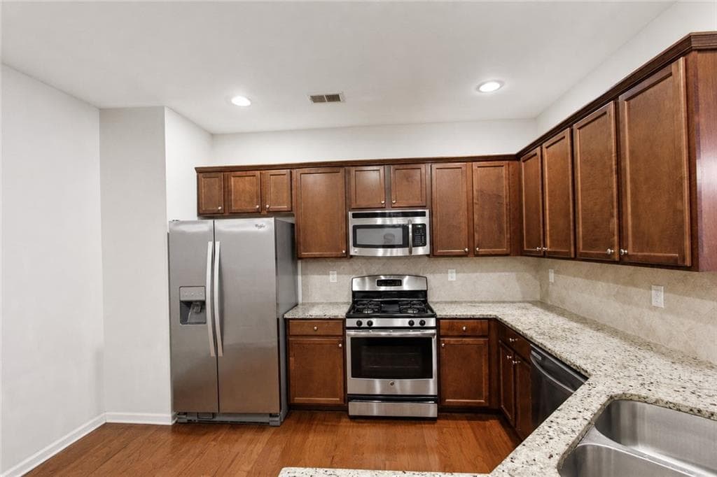 3 bedroom, 3 bathroom, 1,966 sq ft townhouse for sale at 2132 Greencrest Circle, Alpharetta, GA 30004 — photo 6