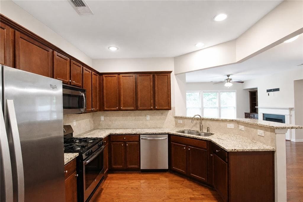 3 bedroom, 3 bathroom, 1,966 sq ft townhouse for sale at 2132 Greencrest Circle, Alpharetta, GA 30004 — photo 8