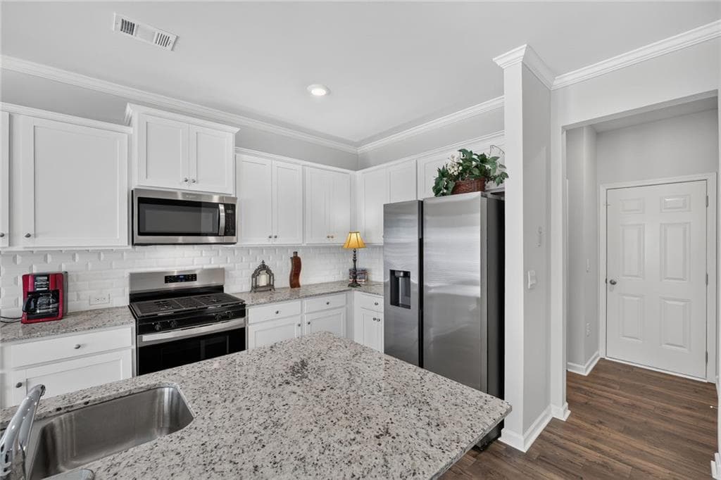 3 bedroom, 3 bathroom, 2,303 sq ft townhouse for sale at 2133 Blue Monarch Drive, Buford, GA 30518 — photo 8