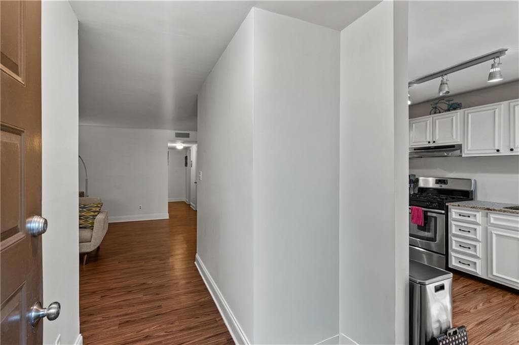 2 bedroom, 2 bathroom, 1,268 sq ft condominium under contract at 2403 Cumberland Court, Smyrna, GA 30080 — photo 3