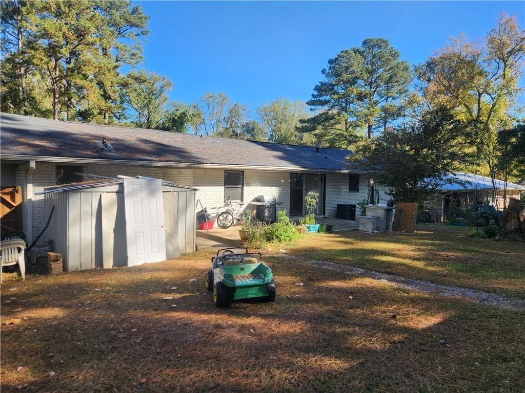 3 bedroom, 2 bathroom, 1,400 sq ft single family residence for sale at 3969 W Hilda Circle, Decatur, GA 30035 — photo 4