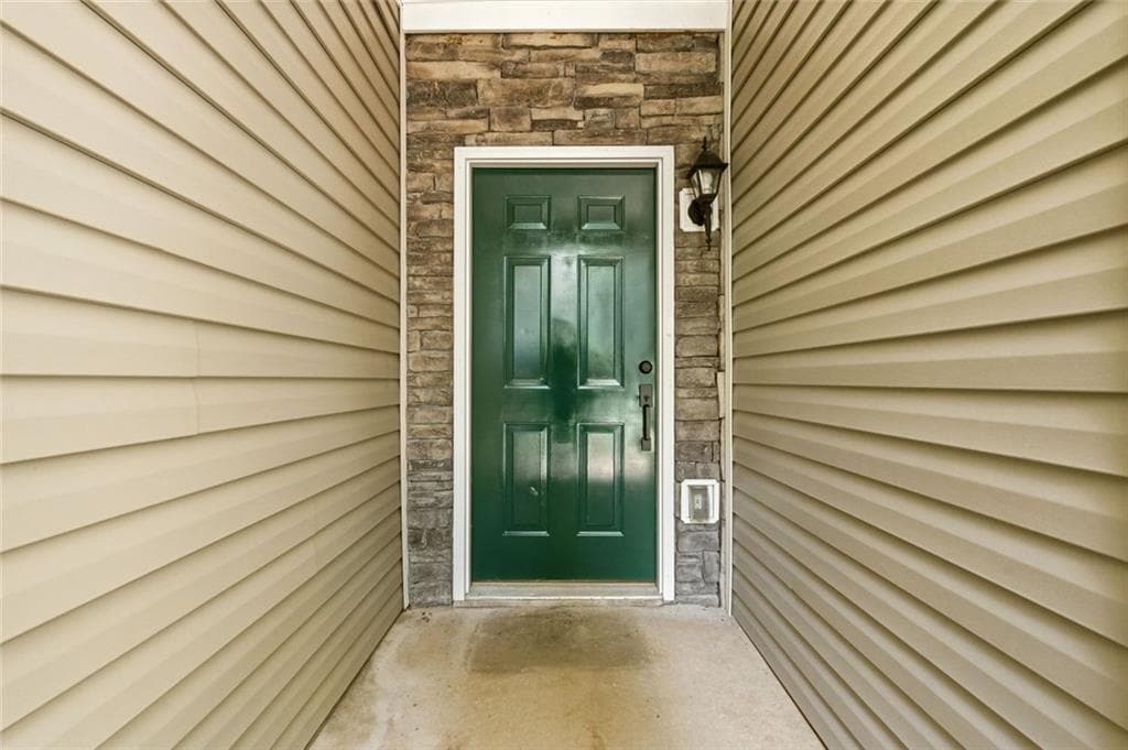 3 bedroom, 2 bathroom, 1,397 sq ft single family residence under contract at 5823 N Cove Road, Gainesville, GA 30504 — photo 3
