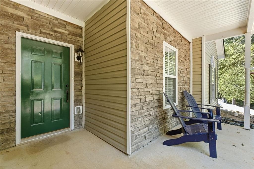 3 bedroom, 2 bathroom, 1,397 sq ft single family residence under contract at 5823 N Cove Road, Gainesville, GA 30504 — photo 4