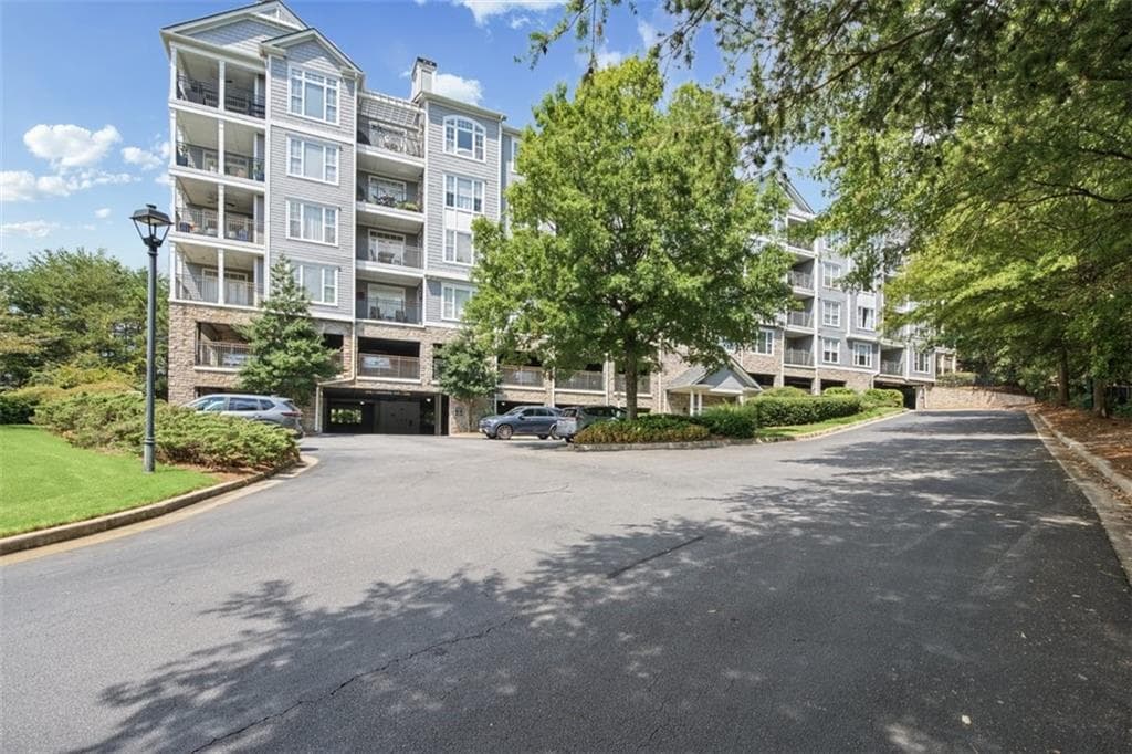 3 bedroom, 3 bathroom, 1,671 sq ft condominium for sale at 4100 Paces Walk 4101, Atlanta, GA 30339 — photo 9