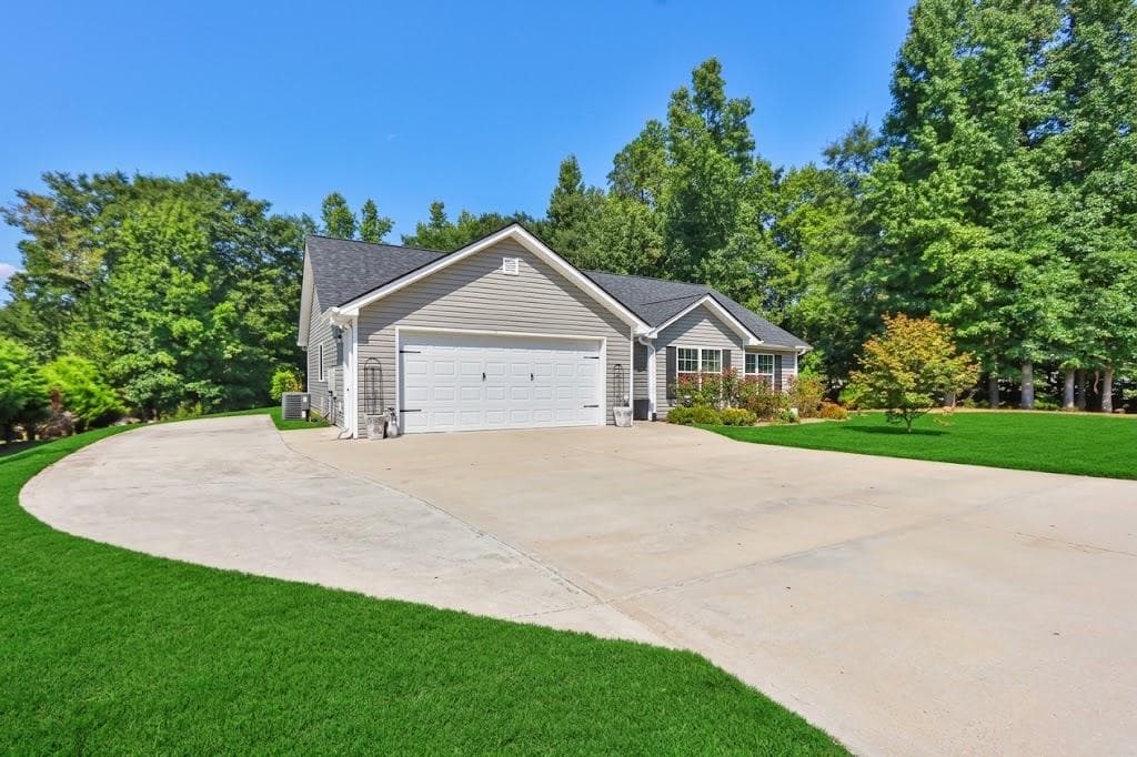 3 bedroom, 2 bathroom, 2,200 sq ft single family residence for sale at 3710 Silver Hill Circle, Gainesville, GA 30507