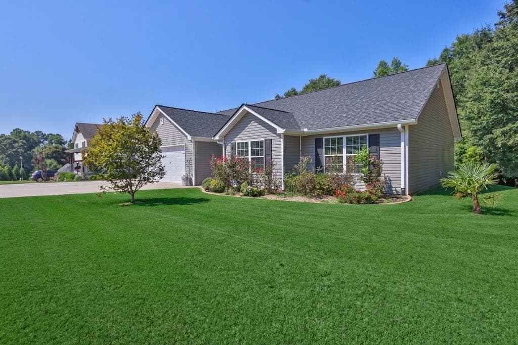 3 bedroom, 2 bathroom, 2,200 sq ft single family residence for sale at 3710 Silver Hill Circle, Gainesville, GA 30507 — photo 7