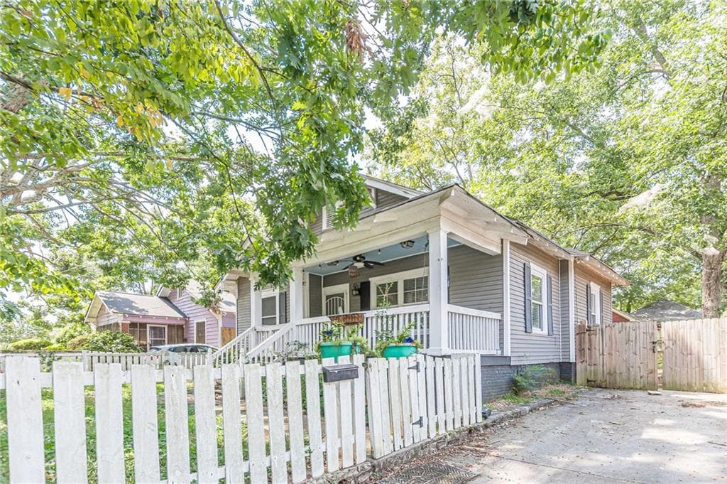 3 bedroom, 2 bathroom, 1,301 sq ft single family residence for sale at 1395 Desoto Avenue, Atlanta, GA 30310 — photo 3