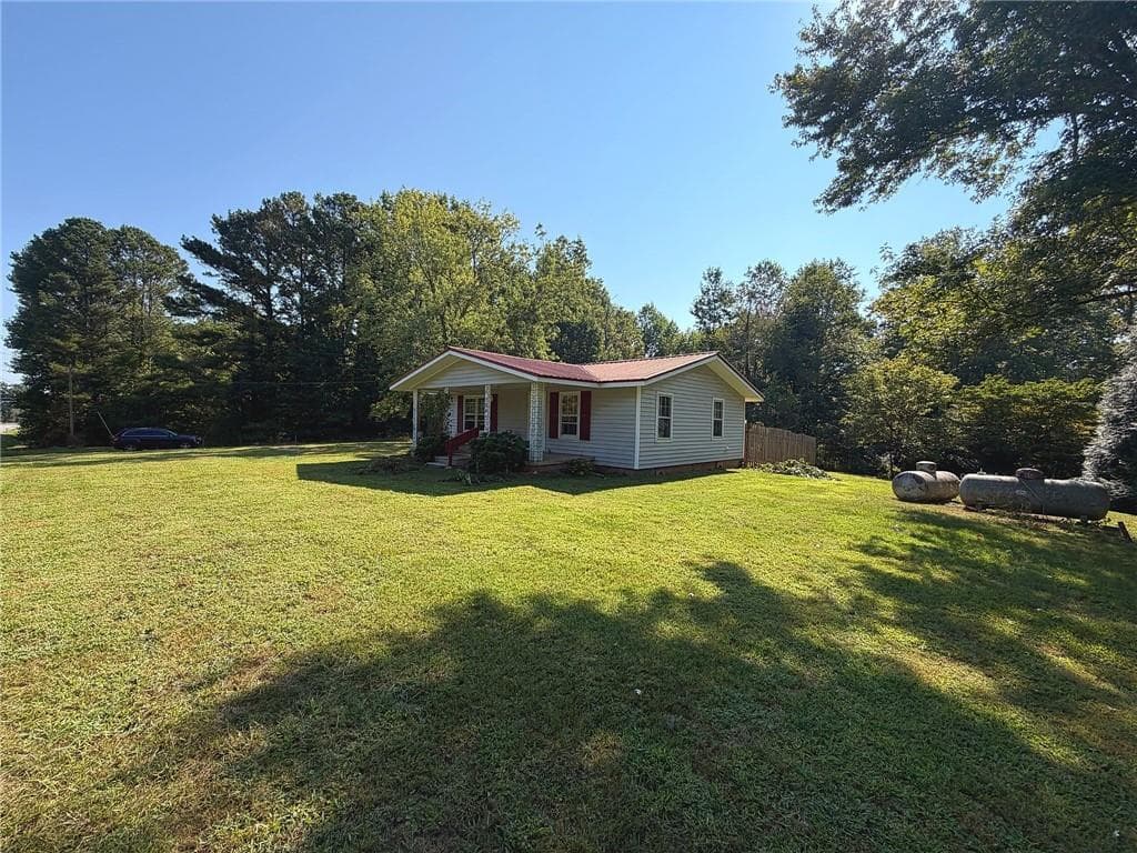 2 bedroom, 1 bathroom, 944 sq ft single family residence for sale at 724 Upper Bethany Road, Ball Ground, GA 30107 — photo 3
