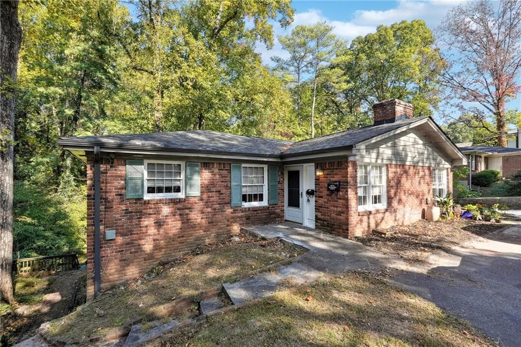 1 bedroom, 1 bathroom, 950 sq ft duplex for rent at 2073 E Roxboro Road B, Brookhaven, GA 30324 for $1,095 a month — photo 1 of 19