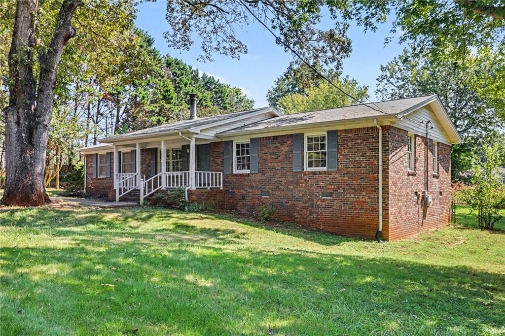 3 bedroom, 2 bathroom, 1,392 sq ft single family residence for sale at 5139 Presley Drive, Flowery Branch, GA 30542 — photo 6