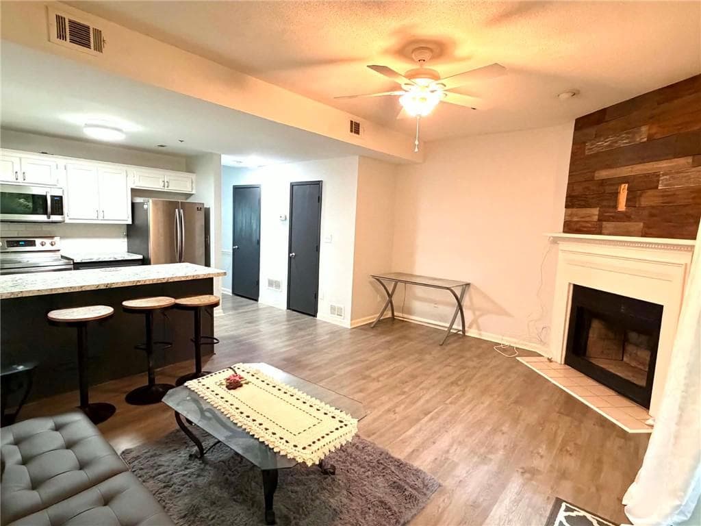 2 bedroom, 3 bathroom, 1,088 sq ft townhouse for sale at 3044 Steeplechase, Alpharetta, GA 30004 — photo 2