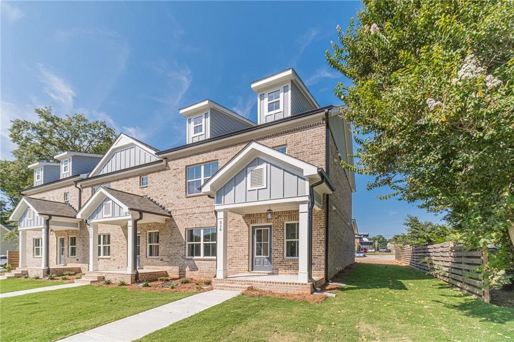 4 bedroom, 3 bathroom, 1,783 sq ft townhouse for sale at 316 Milledge Avenue, Monroe, GA 30655 — photo 2