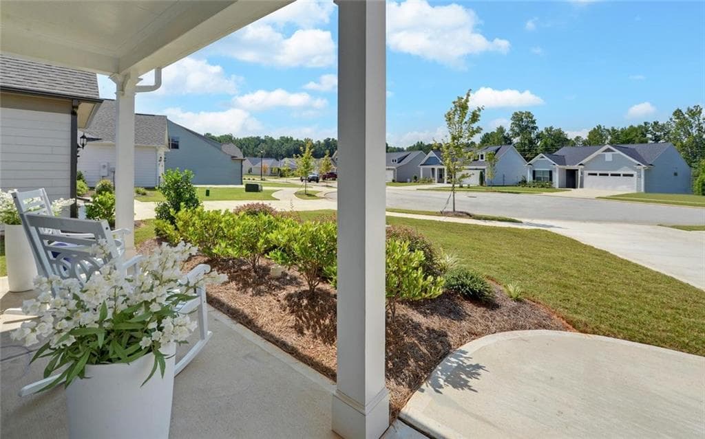 3 bedroom, 2 bathroom, 2,020 sq ft single family residence for sale at 2457 Naples Street, Hoschton, GA 30548 — photo 4