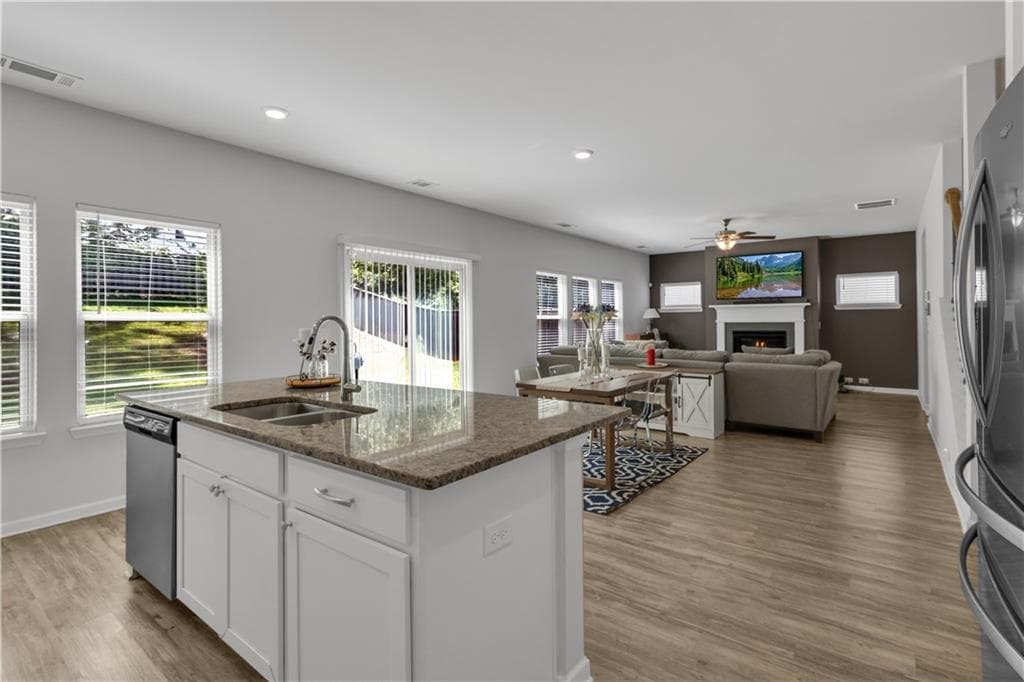 4 bedroom, 3 bathroom, 2,844 sq ft single family residence for sale at 3527 Argent Way, Marietta, GA 30008 — photo 4