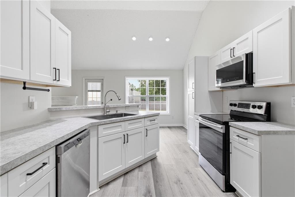 4 bedroom, 3 bathroom, 1,800 sq ft single family residence under contract at 3708 Walnut Creek Way, Lithonia, GA 30038 — photo 2