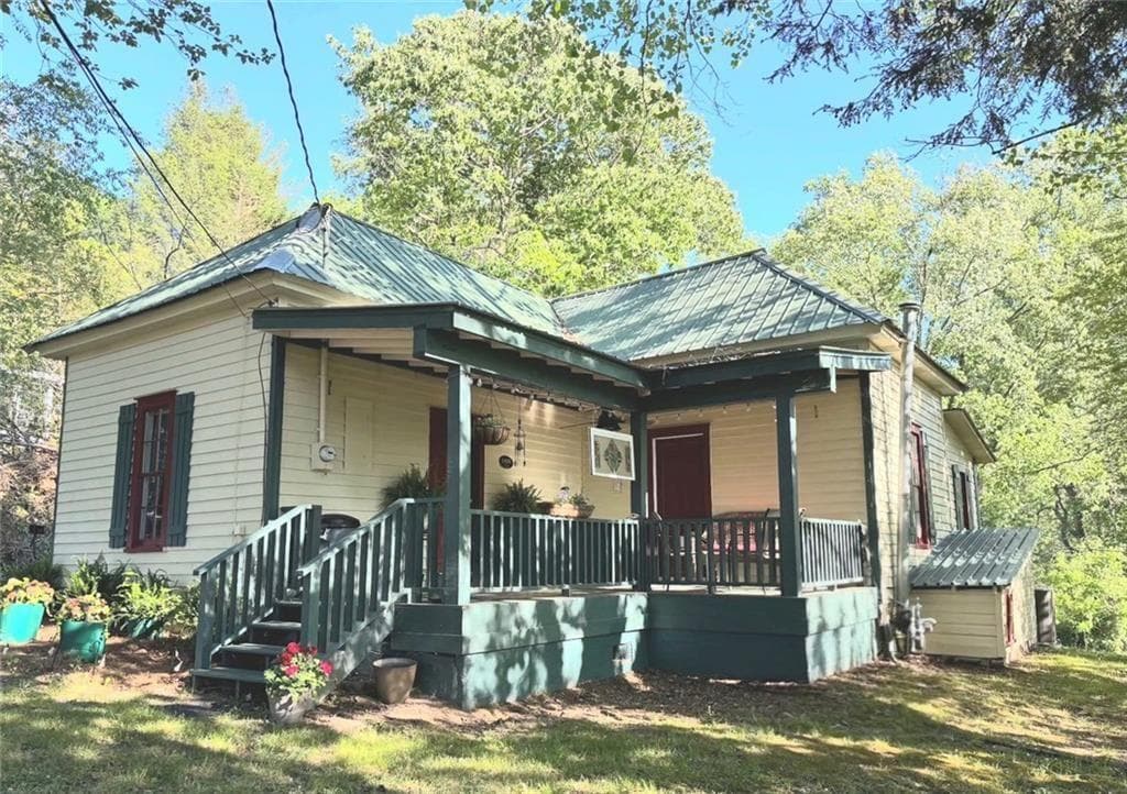 2 bedroom, 1 bathroom, 1,250 sq ft single family residence for sale at 118 E Oak Street, Ellijay, GA 30540 — photo 1 of 18
