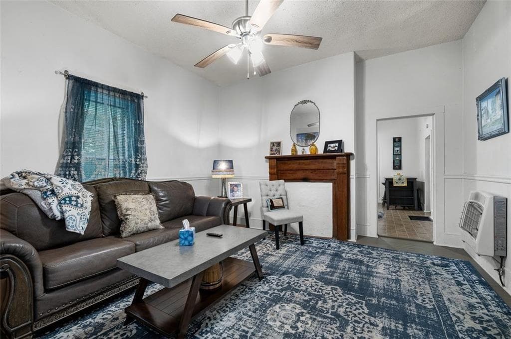2 bedroom, 1 bathroom, 1,250 sq ft single family residence for sale at 118 E Oak Street, Ellijay, GA 30540 — photo 6