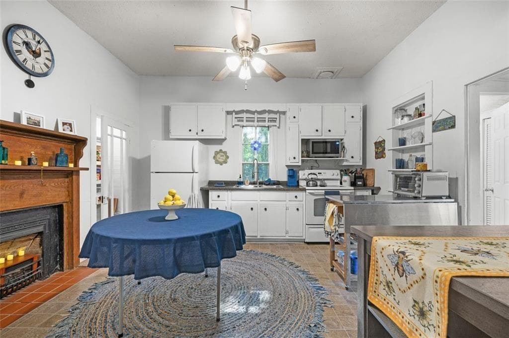 2 bedroom, 1 bathroom, 1,250 sq ft single family residence for sale at 118 E Oak Street, Ellijay, GA 30540 — photo 7