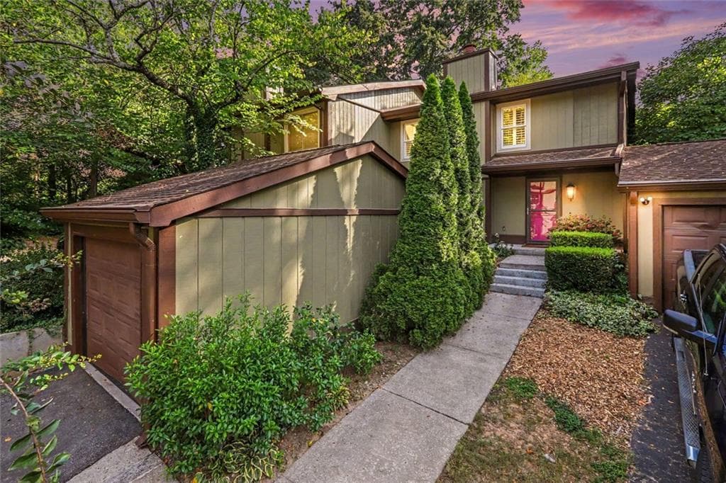 3 bedroom, 3 bathroom, 1,724 sq ft townhouse for sale at 2752 Meadow Mere, Atlanta, GA 30341