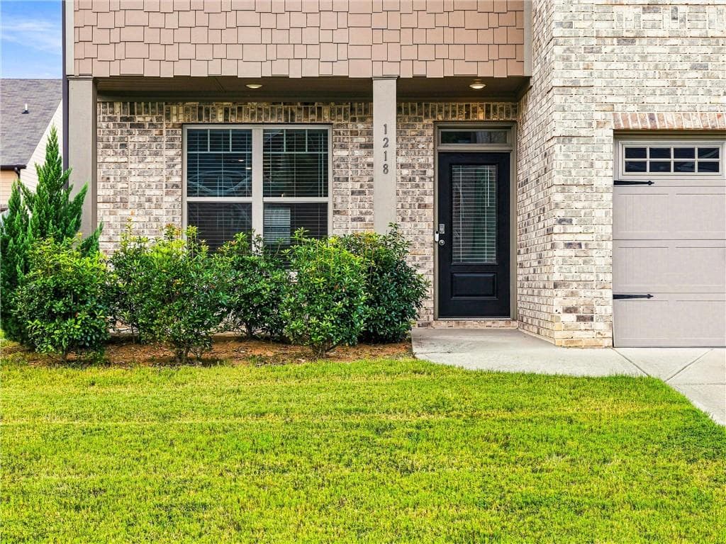 4 bedroom, 3 bathroom, 2,302 sq ft single family residence for sale at 1218 Brookstone Circle, Conyers, GA 30012 — photo 4