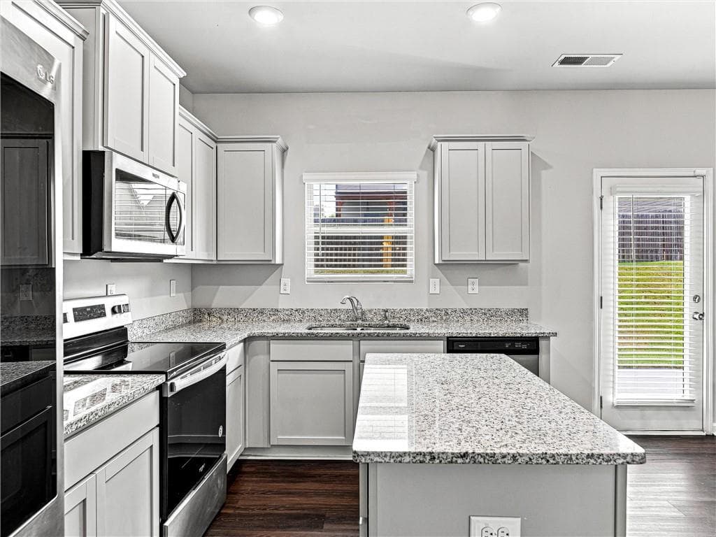 4 bedroom, 3 bathroom, 2,302 sq ft single family residence for sale at 1218 Brookstone Circle, Conyers, GA 30012 — photo 10