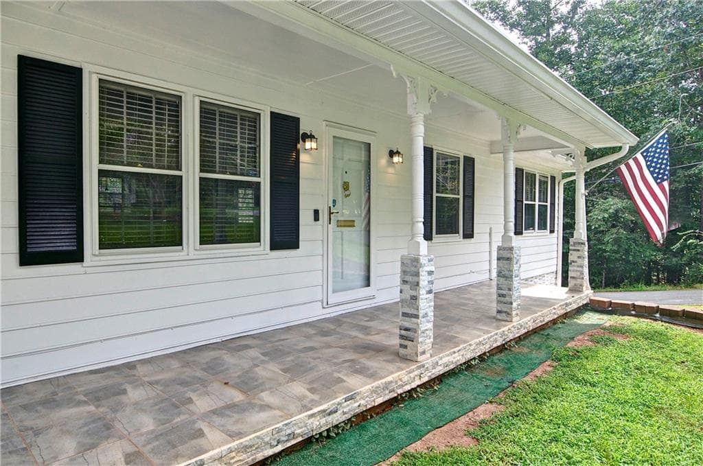 3 bedroom, 2 bathroom, 1,154 sq ft single family residence for rent at 6428 Paradise Point Road, Flowery Branch, GA 30542 for $2,200 a month — photo 3