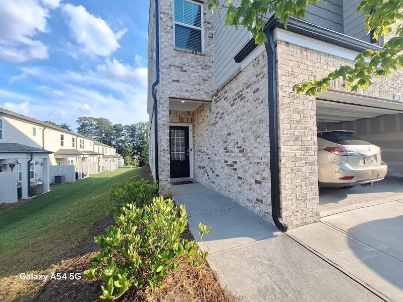 3 bedroom, 3 bathroom, 2,260 sq ft townhouse for sale at 1027 Sunny Lake Drive, Lawrenceville, GA 30043 — photo 3