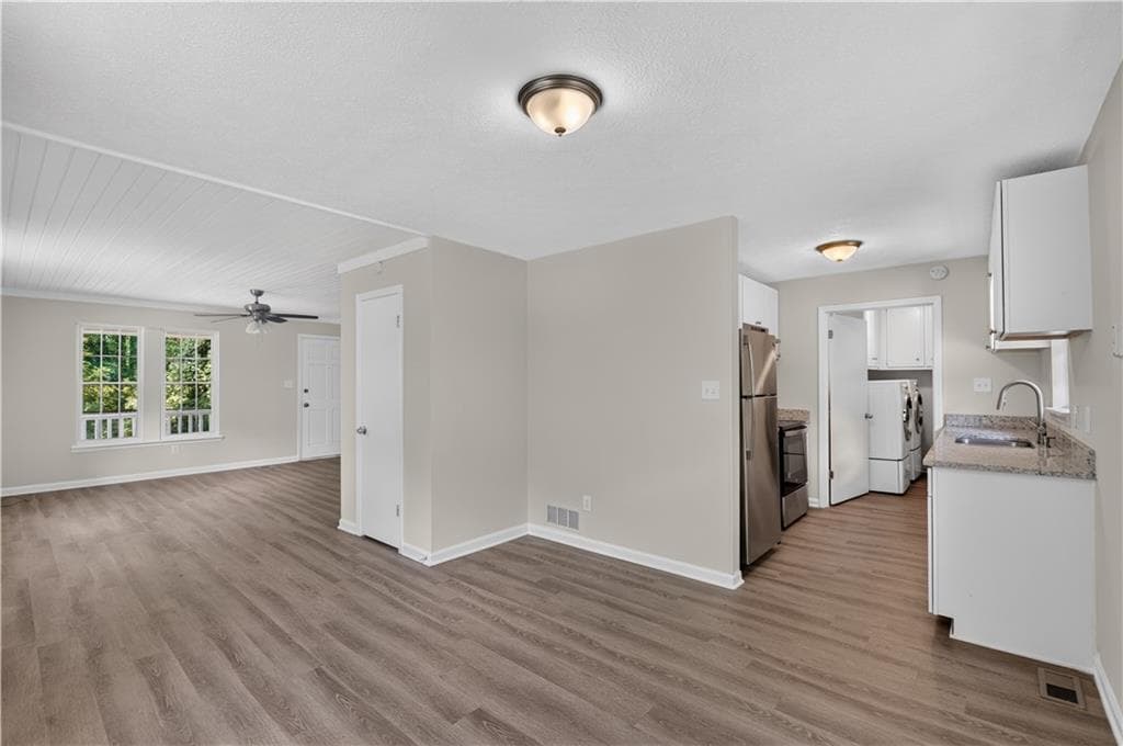 3 bedroom, 2 bathroom, 1,659 sq ft single family residence for sale at 2518 Ridgecrest Drive, Kennesaw, GA 30152 — photo 5