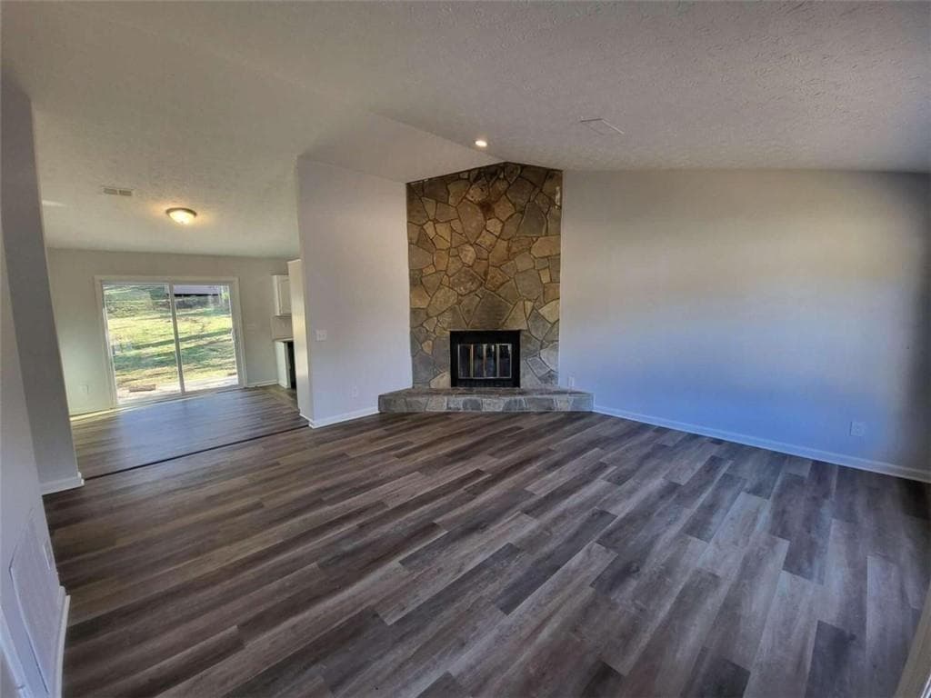 3 bedroom, 2 bathroom, 1,276 sq ft single family residence for sale at 915 Fox Valley Court, Stone Mountain, GA 30088 — photo 2