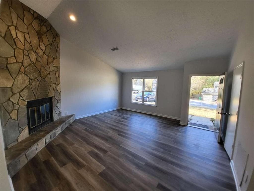 3 bedroom, 2 bathroom, 1,276 sq ft single family residence for sale at 915 Fox Valley Court, Stone Mountain, GA 30088 — photo 3