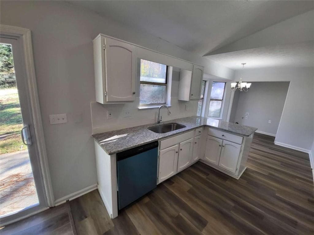 3 bedroom, 2 bathroom, 1,276 sq ft single family residence for sale at 915 Fox Valley Court, Stone Mountain, GA 30088 — photo 5