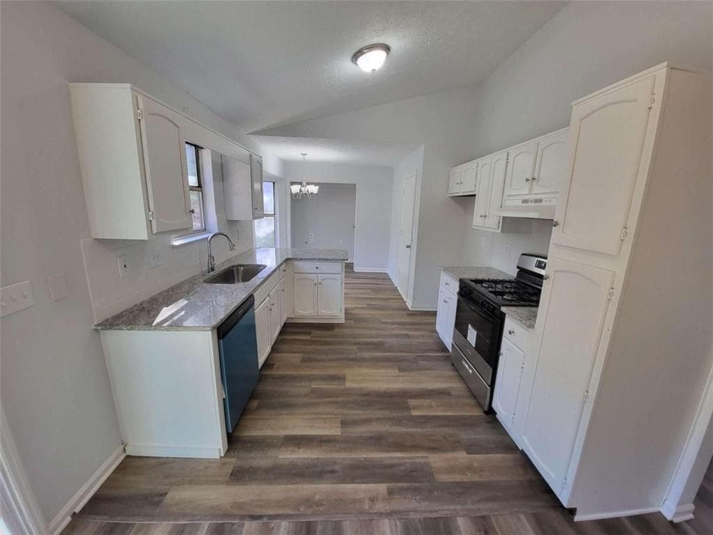 3 bedroom, 2 bathroom, 1,276 sq ft single family residence for sale at 915 Fox Valley Court, Stone Mountain, GA 30088 — photo 6