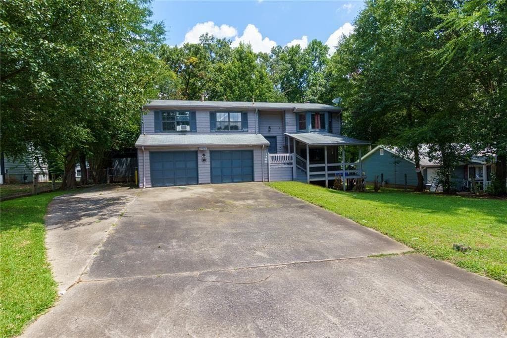 5 bedroom, 3 bathroom, 2,284 sq ft single family residence under contract at 2822 WoodHollow Lane, Jonesboro, GA 30236 — photo 2