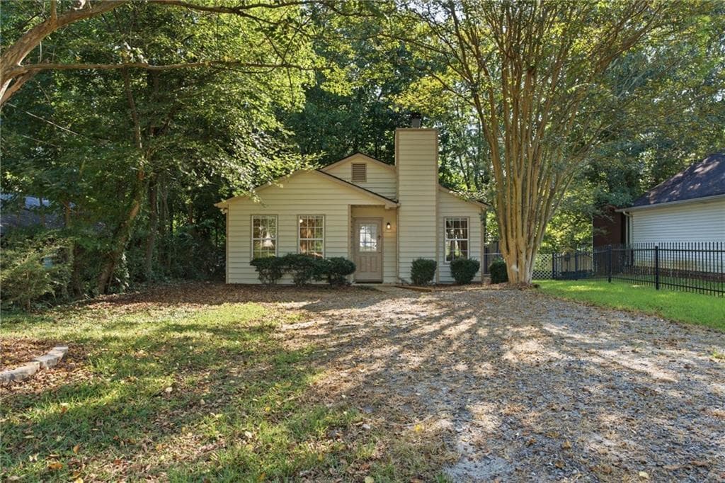 2 bedroom, 1 bathroom, 754 sq ft single family residence under contract at 2665 Pilgrim Mill Road, Cumming, GA 30041 — photo 2