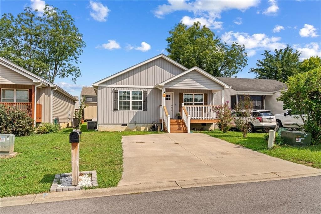3 bedroom, 2 bathroom, 1,159 sq ft single family residence for sale at 3084 Striplin Trail, Dalton, GA 30721 — photo 2