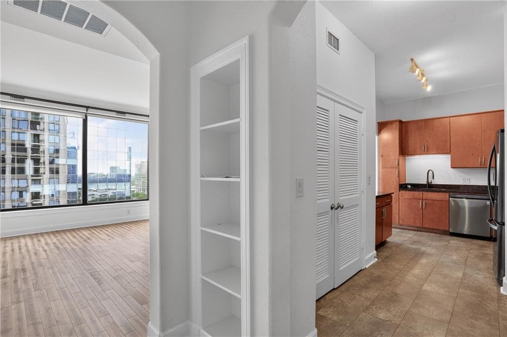 2 bedroom, 2 bathroom, 1,363 sq ft condominium for sale at 3445 Stratford Road 2307, Atlanta, GA 30326 — photo 3