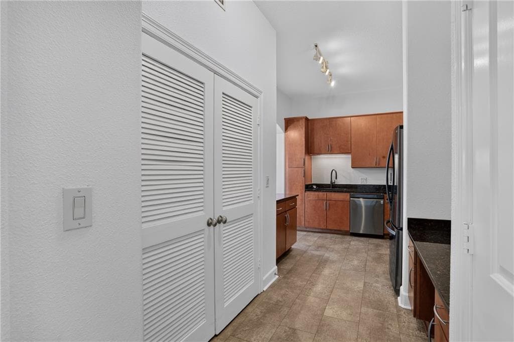 2 bedroom, 2 bathroom, 1,363 sq ft condominium for sale at 3445 Stratford Road 2307, Atlanta, GA 30326 — photo 5