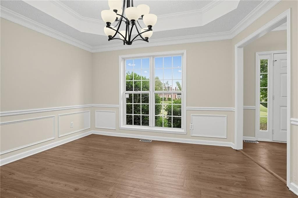 4 bedroom, 3 bathroom, 2,930 sq ft single family residence under contract at 2740 Lake Commons Court, Snellville, GA 30078 — photo 6