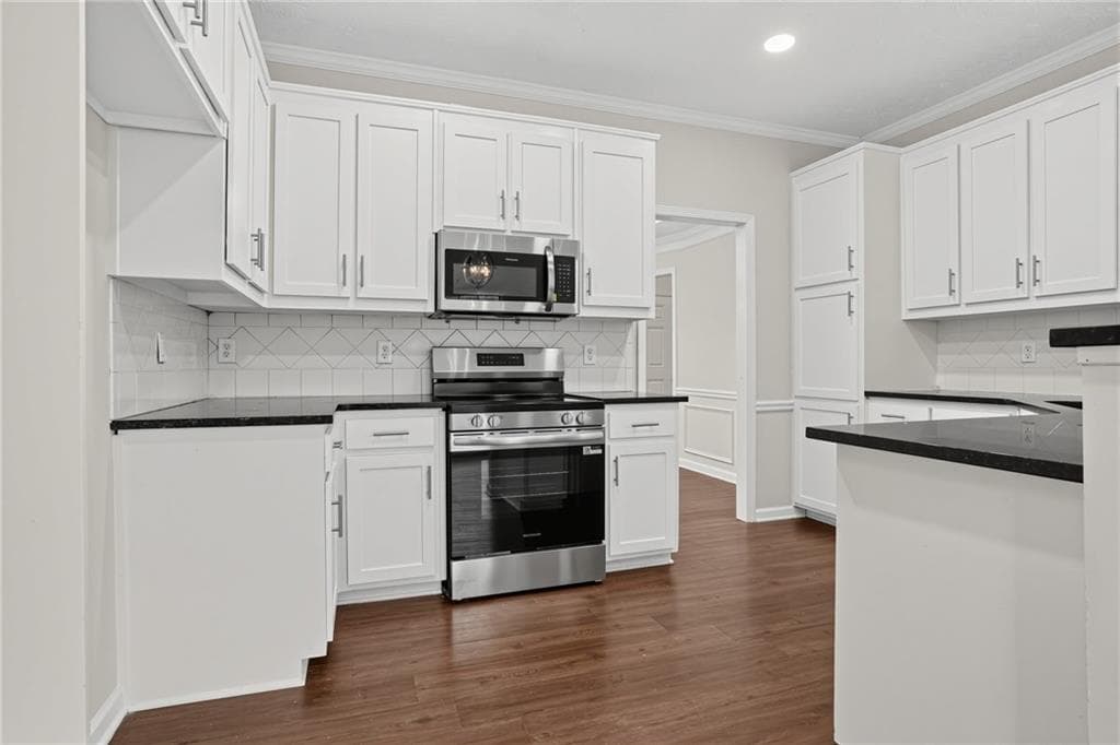 4 bedroom, 3 bathroom, 2,930 sq ft single family residence under contract at 2740 Lake Commons Court, Snellville, GA 30078 — photo 8