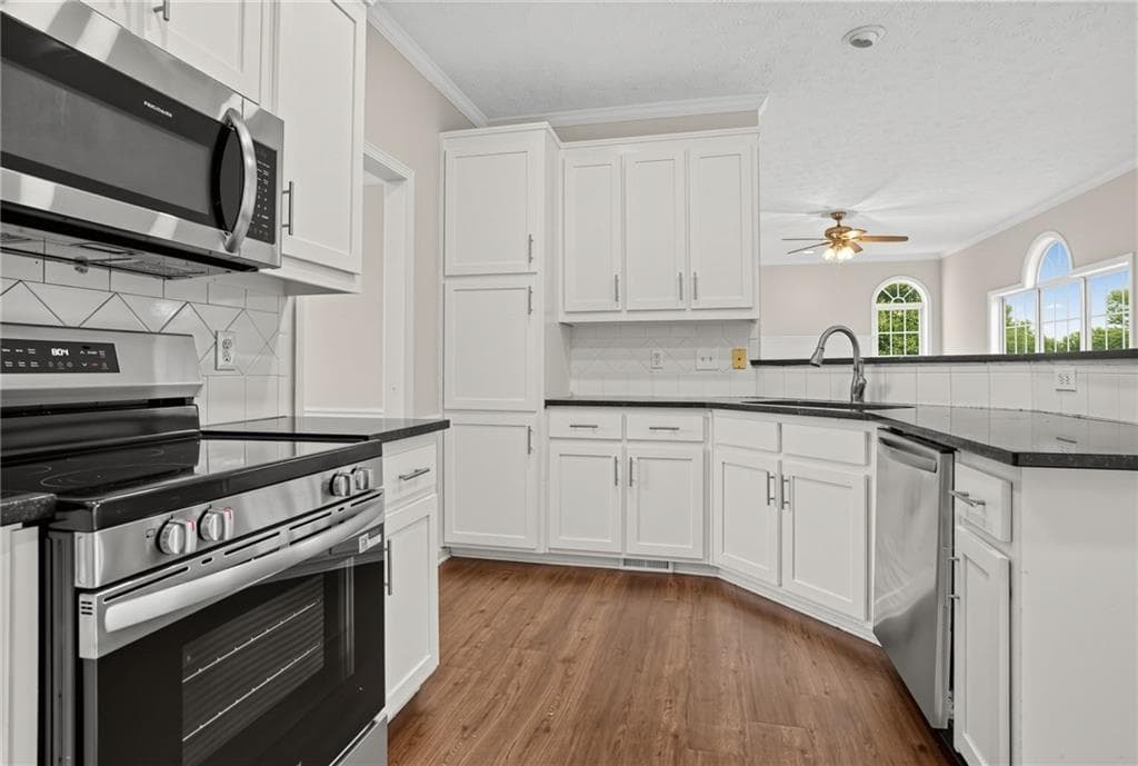 4 bedroom, 3 bathroom, 2,930 sq ft single family residence under contract at 2740 Lake Commons Court, Snellville, GA 30078 — photo 9