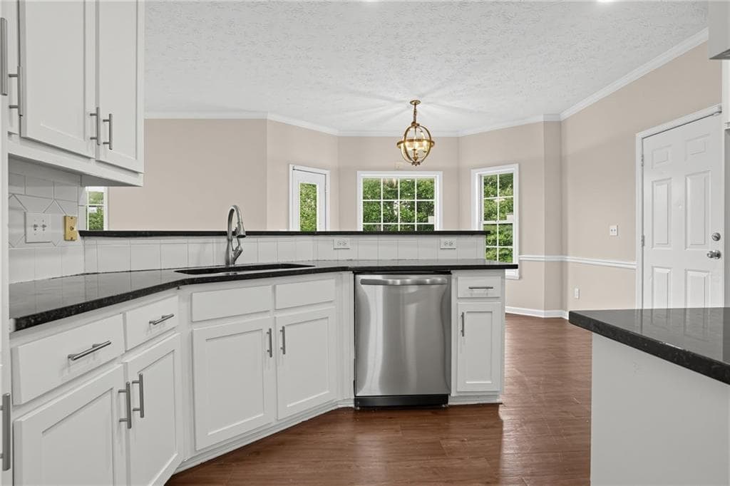4 bedroom, 3 bathroom, 2,930 sq ft single family residence under contract at 2740 Lake Commons Court, Snellville, GA 30078 — photo 10
