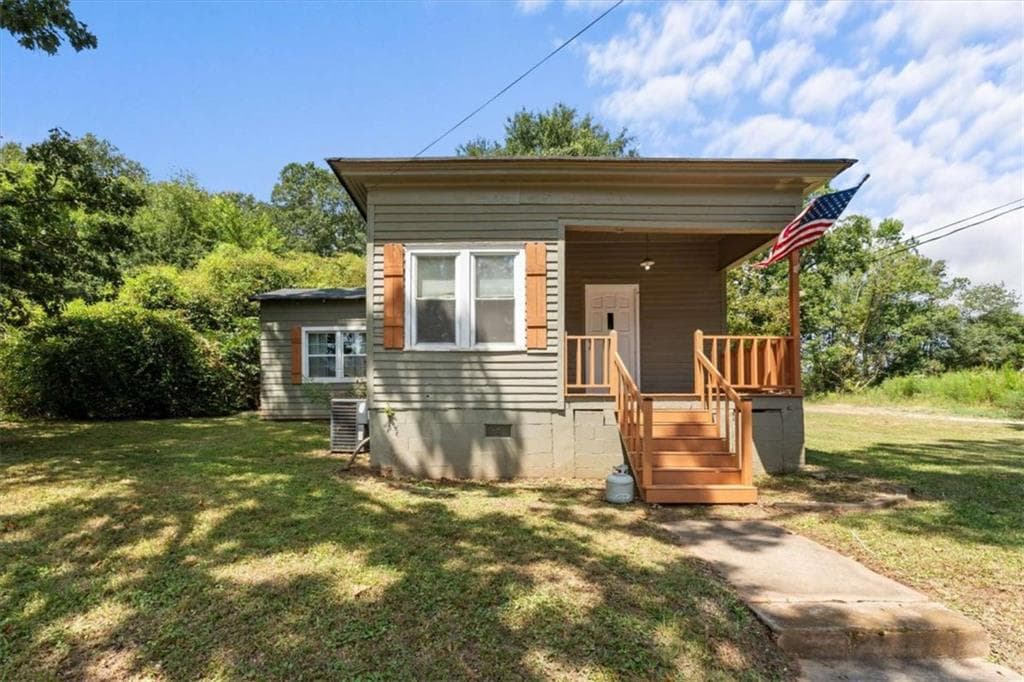 2 bedroom, 1 bathroom, 1,200 sq ft single family residence under contract at 105 Avenue C, Carrollton, GA 30117