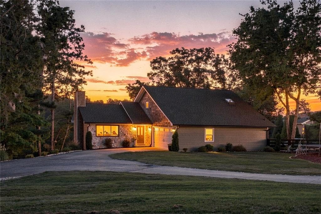 3 bedroom, 3 bathroom, 3,080 sq ft single family residence under contract at 8915 Bay Lane, Gainesville, GA 30506 — photo 2