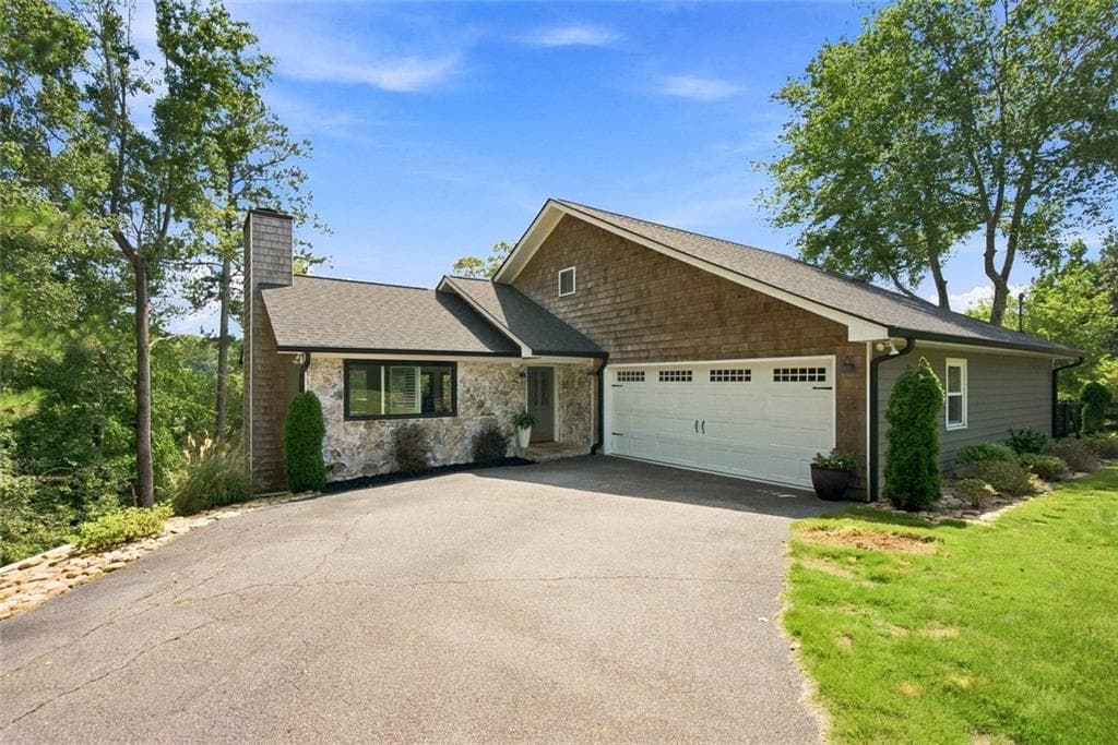 3 bedroom, 3 bathroom, 3,080 sq ft single family residence under contract at 8915 Bay Lane, Gainesville, GA 30506 — photo 3