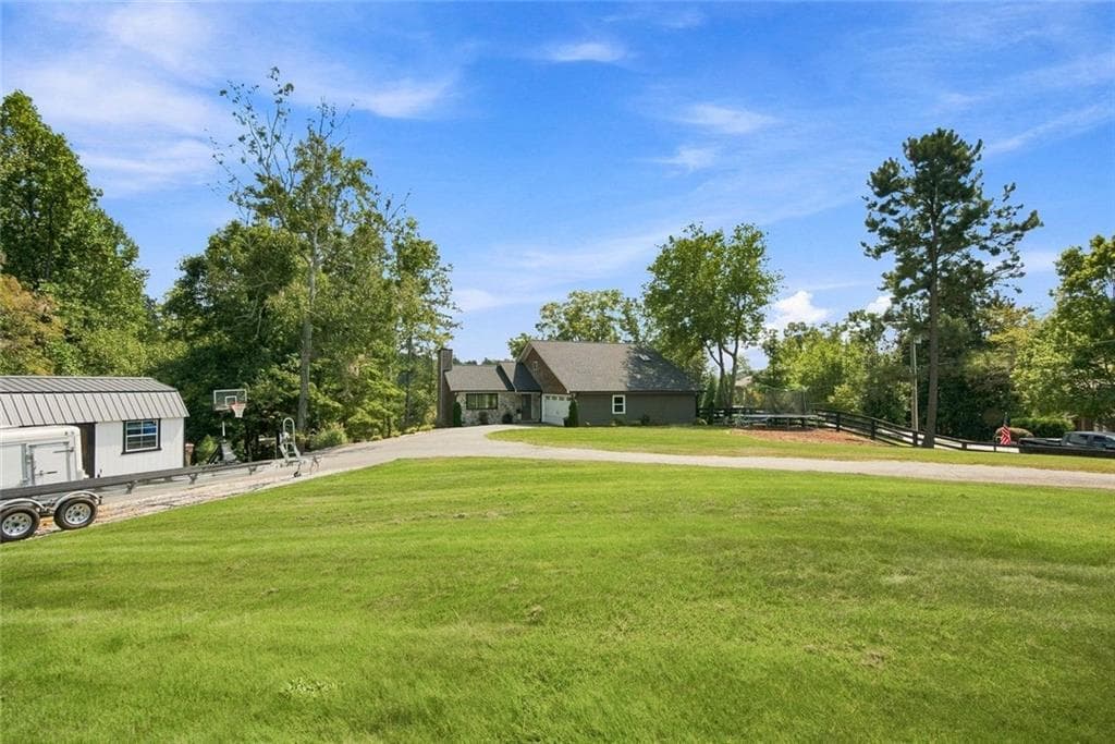 3 bedroom, 3 bathroom, 3,080 sq ft single family residence under contract at 8915 Bay Lane, Gainesville, GA 30506 — photo 4