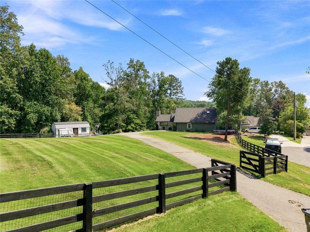 3 bedroom, 3 bathroom, 3,080 sq ft single family residence under contract at 8915 Bay Lane, Gainesville, GA 30506 — photo 5