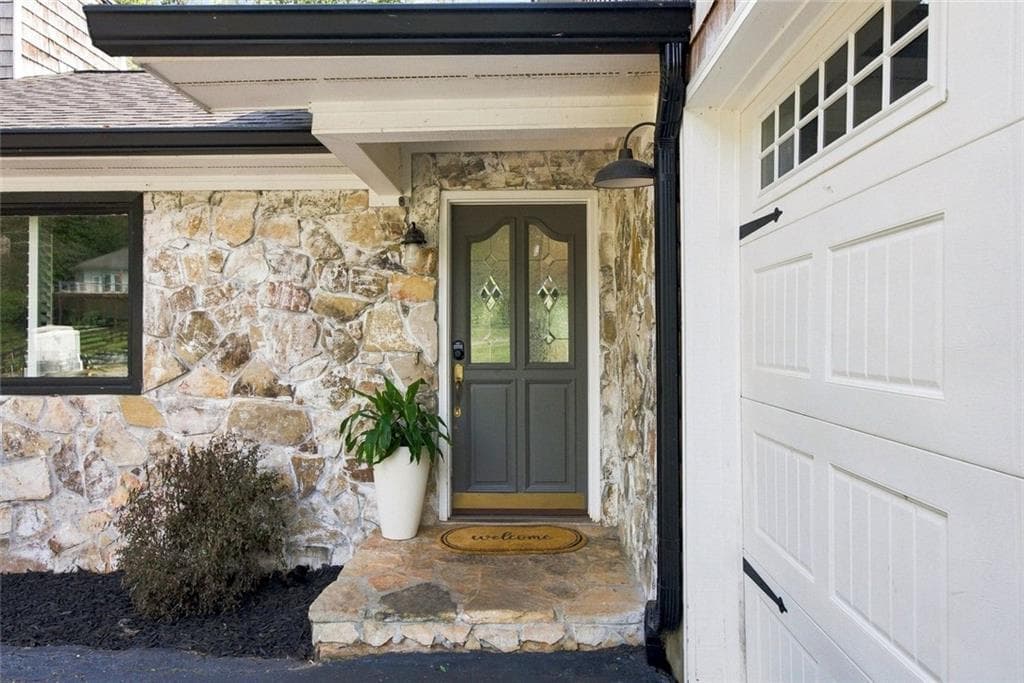 3 bedroom, 3 bathroom, 3,080 sq ft single family residence under contract at 8915 Bay Lane, Gainesville, GA 30506 — photo 6